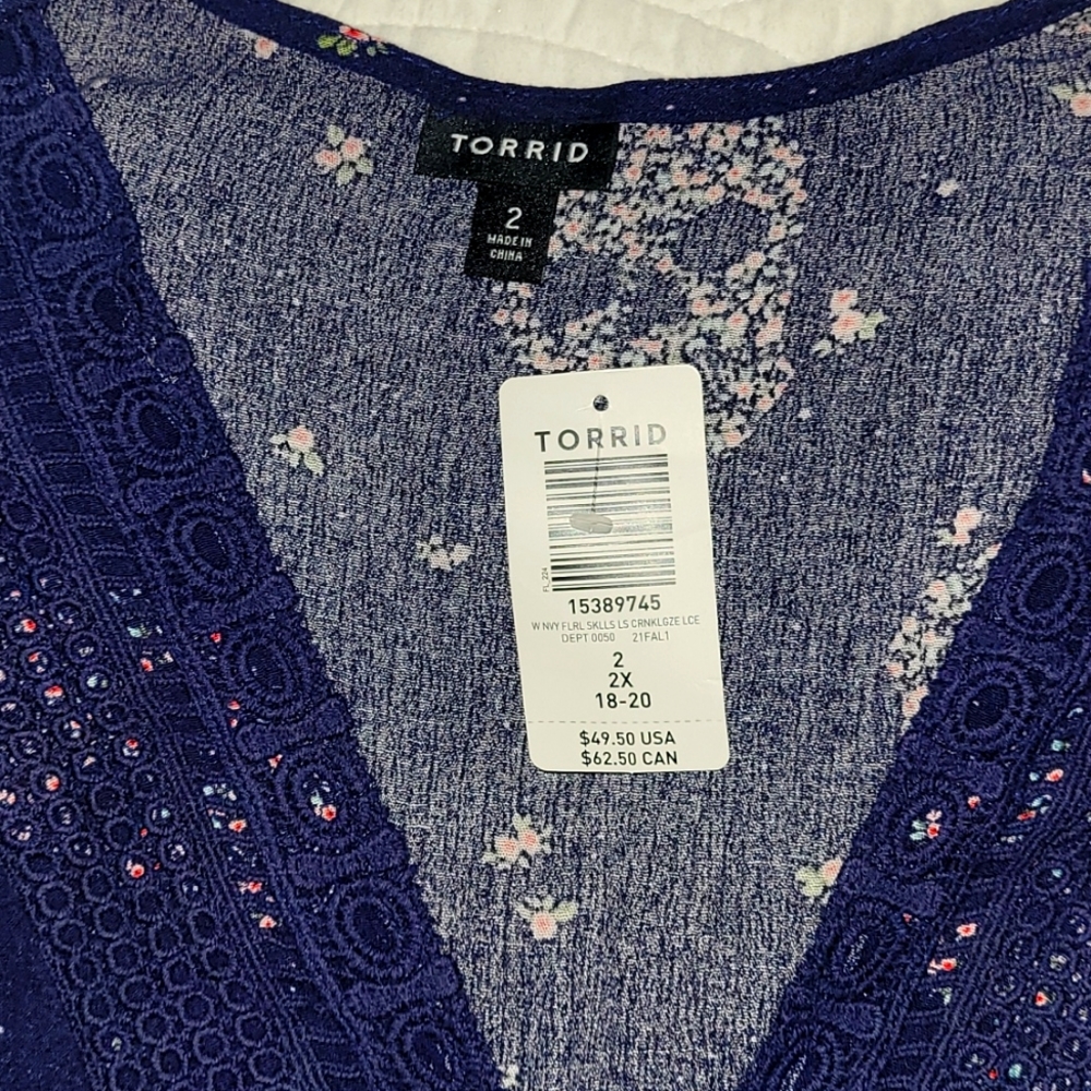 BNWT Torrid navy floral skulls crinkle gauze and lace blouse